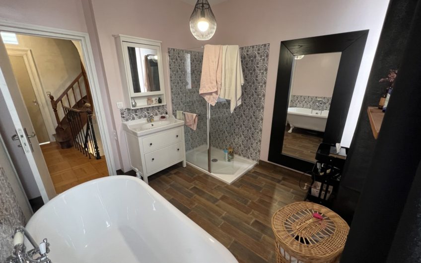 Maison de ville  de 126m2, 3 chambres, terrasse, jardin, box.