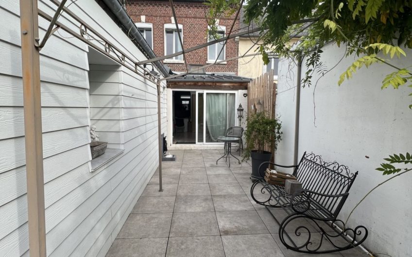 Maison de ville  de 126m2, 3 chambres, terrasse, jardin, box.