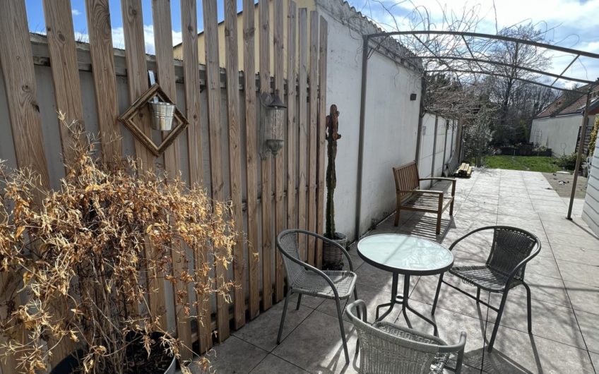 Maison de ville  de 126m2, 3 chambres, terrasse, jardin, box.
