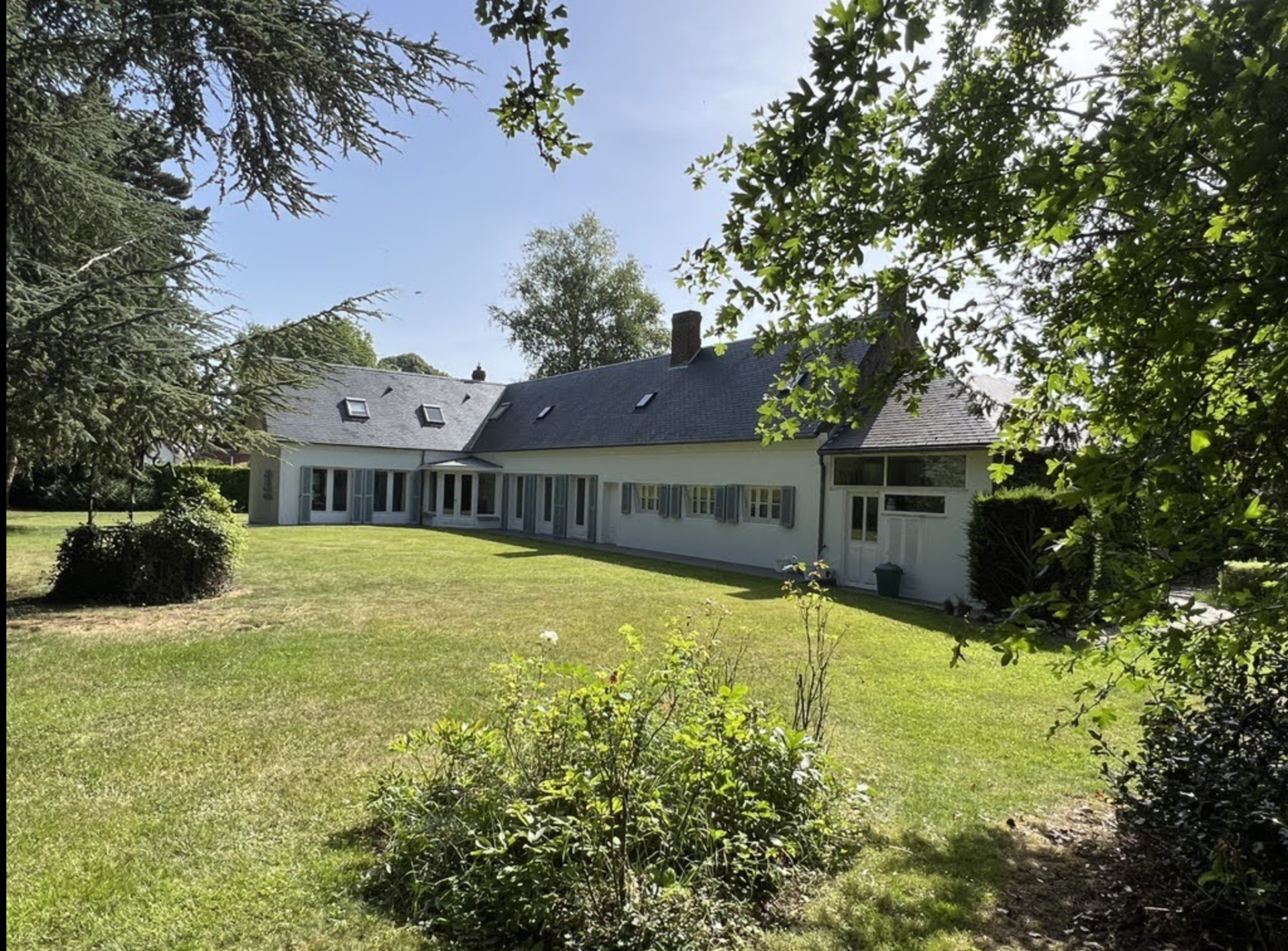 Très belle propriété de 340m2 hab. sur une parcelle de 6425m2. Idéalement  située à 1h de Paris et 30mn d'Amiens