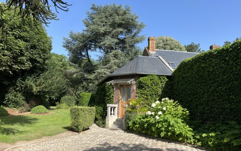 Très belle propriété de 340m2 hab. sur une parcelle de 6425m2. Idéalement  située à 1h de Paris et 30mn d’Amiens