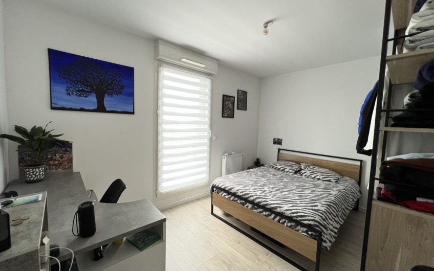 Appartement lumineux avec terrasse et parkings