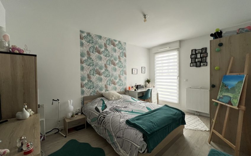 Appartement lumineux avec terrasse et parkings