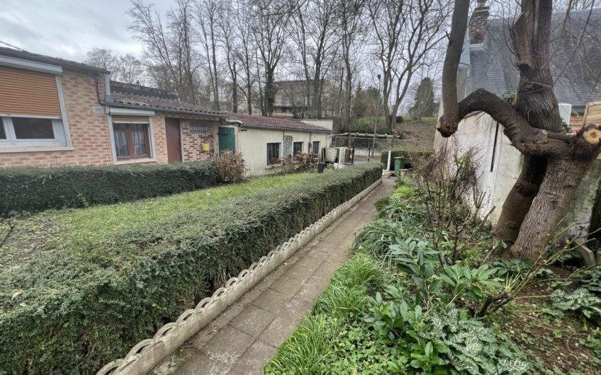 Maison en retrait de rue de plus de 185m2 jardin dépendance et garage