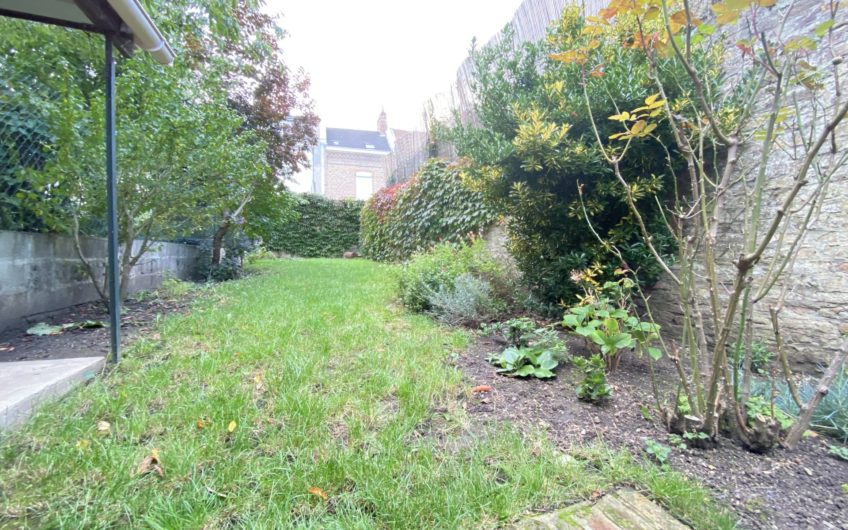 Amiénoise avec jardin à Sainte Anne