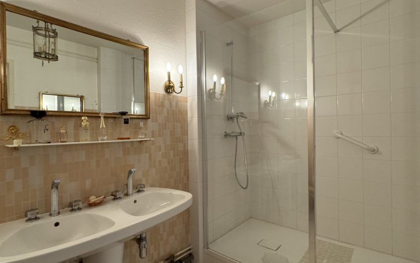 Appartement spacieux avec ascenseur – Quartier prisé Henriville