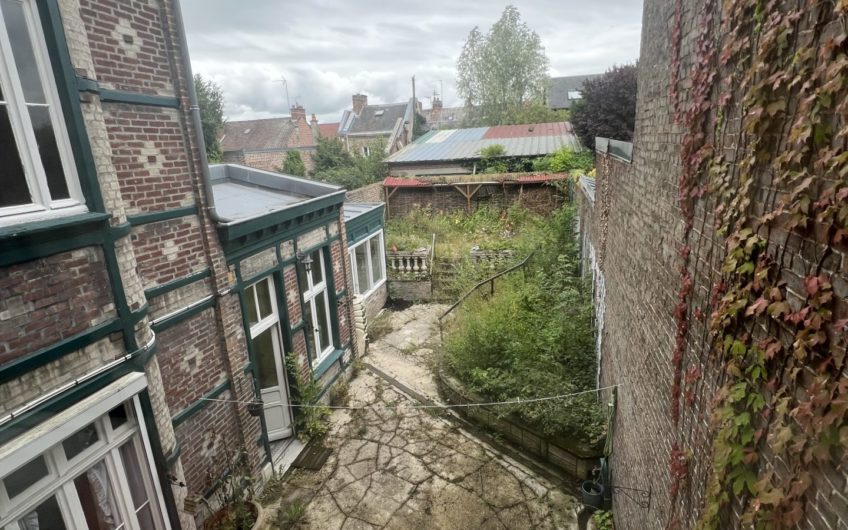 MAISON BOURGEOISE 6 CHAMBRES JARDIN GARAGE PROCHE DE LA GARE QUARTIER ST ACHEUL