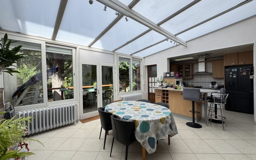 Maison bourgeoise 197m2,  2garages et jardin à Henriville