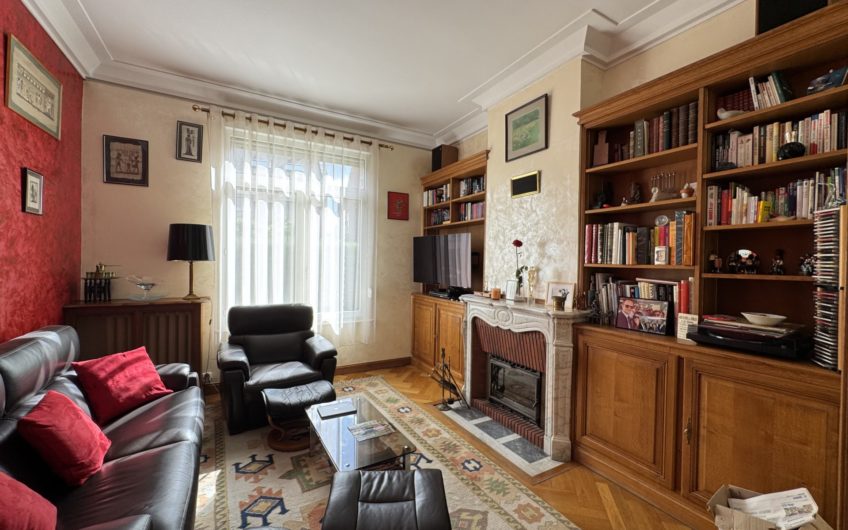 Maison bourgeoise 197m2,  2garages et jardin à Henriville