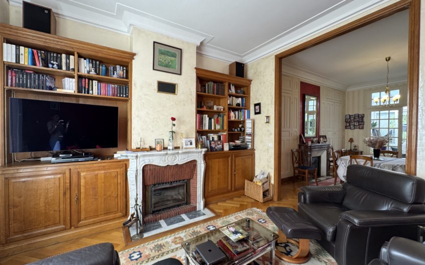 Maison bourgeoise 197m2,  2garages et jardin à Henriville