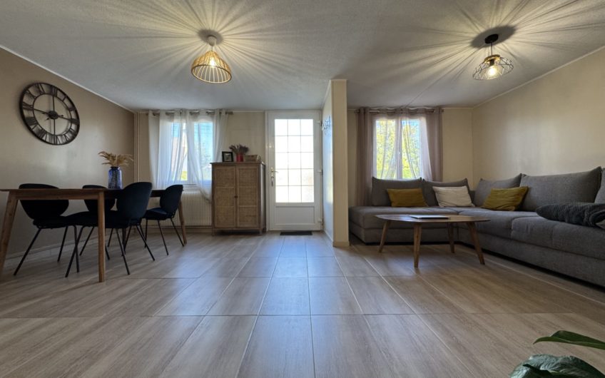 Petit-Saint-Jean, jolie maison avec cour