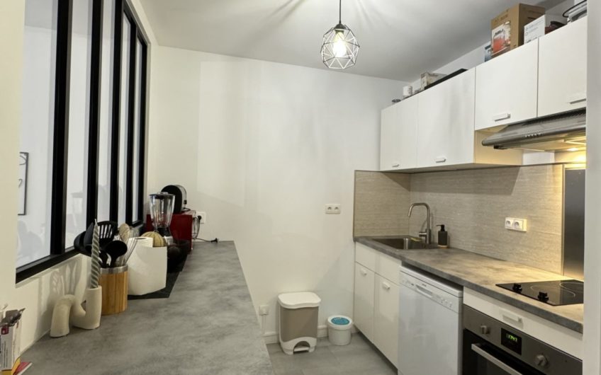 Grand studio meublé avec parking