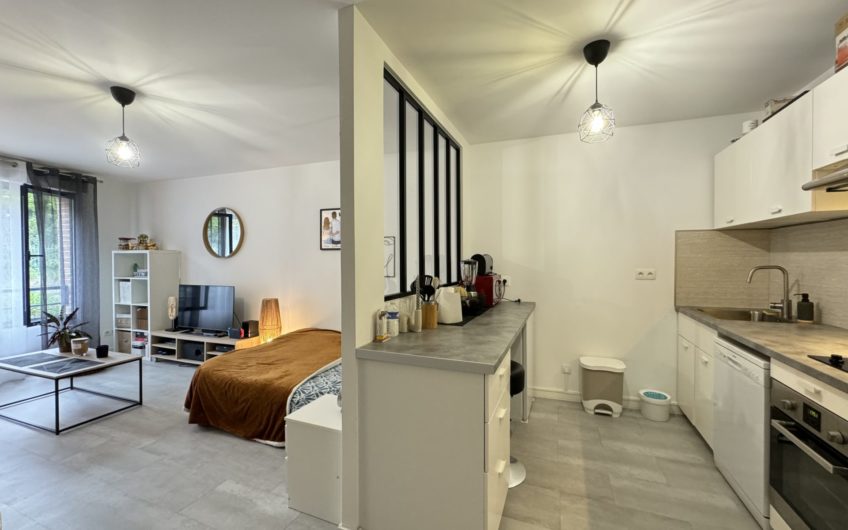 Grand studio meublé avec parking