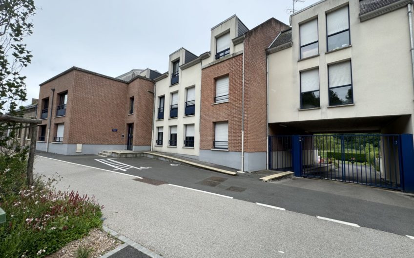 Grand studio meublé avec parking