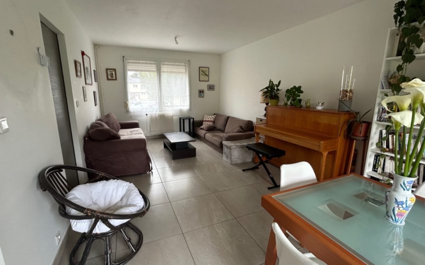 Maison avec 3 chambres,  jardin, garage  à Camon