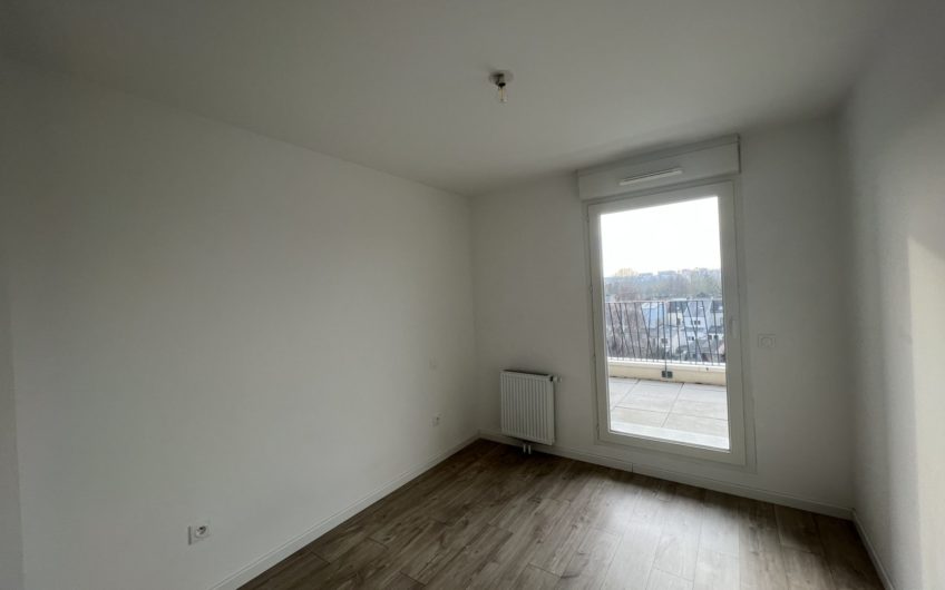 Appartement lumineux avec terrasse et parkings
