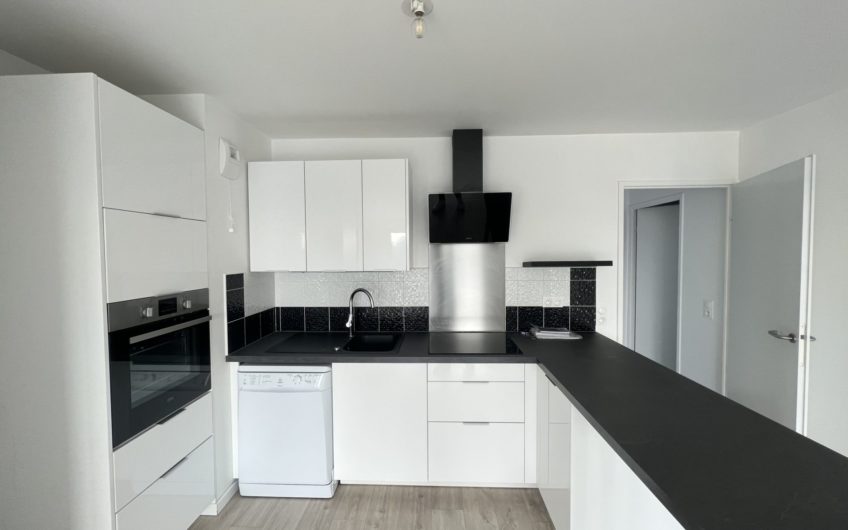 Appartement lumineux avec terrasse et parkings