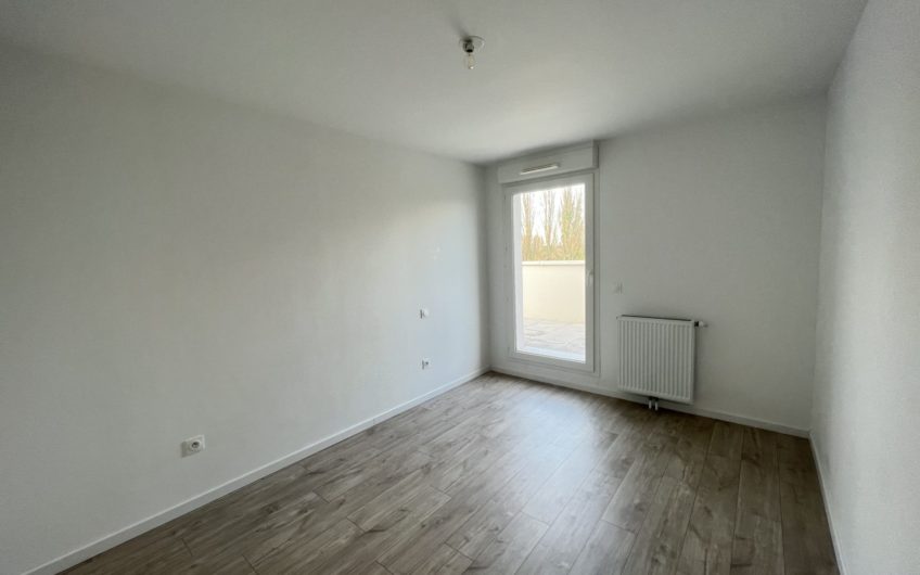 Appartement lumineux avec terrasse et parkings