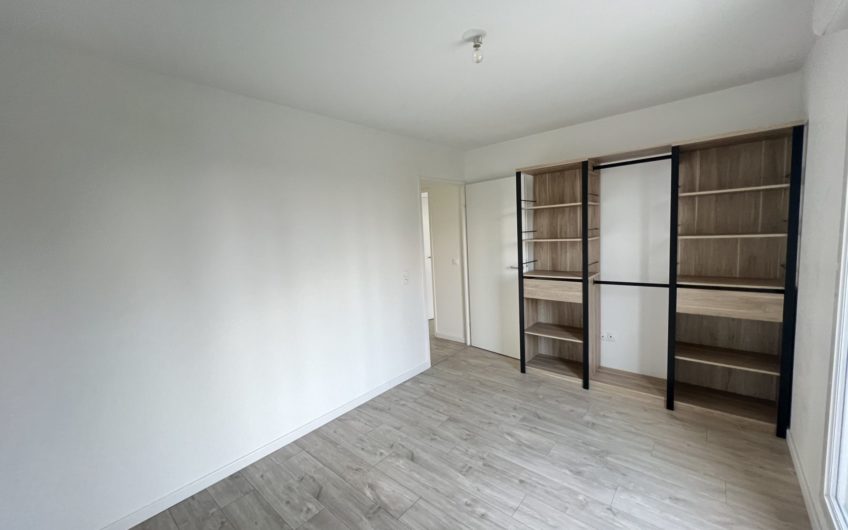 Appartement lumineux avec terrasse et parkings
